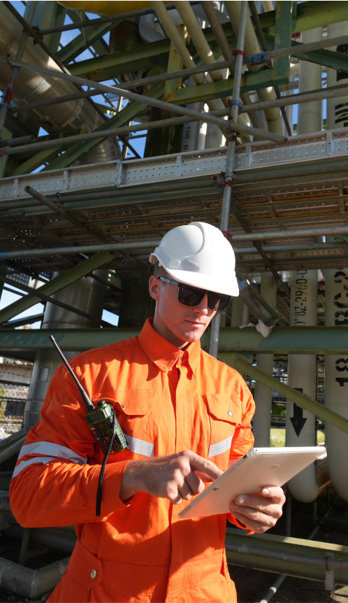 Profissional de engenharia realizando vistoria técnica em planta industrial