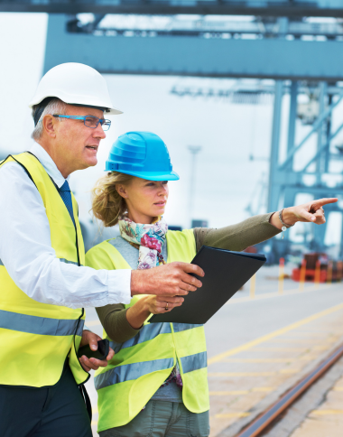Equipe técnica multidisciplinar em ambiente industrial