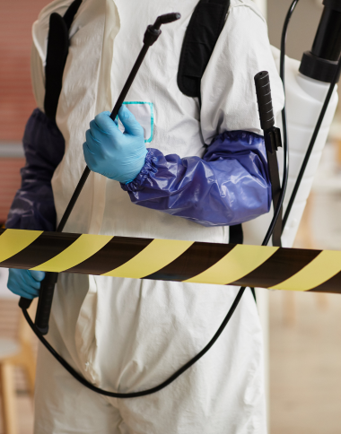 Profissional com EPI realizando vistoria técnica em campo
