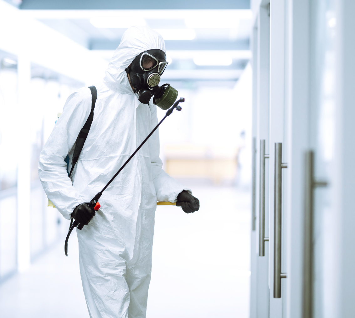 Técnico de imunização com EPI completo aplicando sanitização em ambiente corporativo e hospitalar
